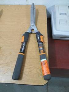 lot 22 image: Fiskars 9 in. Power-Lever Steel Blade Telescoping Steel Handle Hedge Shears