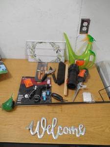 lot 24 image: Assorted Lot  hand tools  garden lot