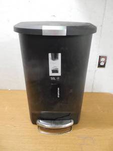 lot 96 image: 13 GALLON STEP ON TRASH CAN