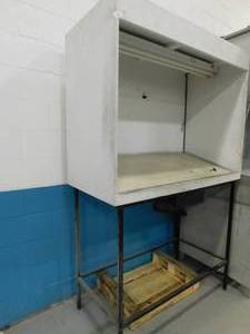 lot 174 image: Work Station with Light - 50.5(w) x 80.5(h) x 24.5(d)