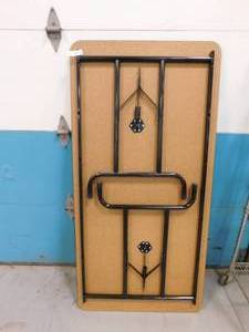 lot 182 image: 5 Folding Table