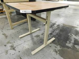 lot 193 image: Table - 29.75(w) x 28.5(h) x 30(d)