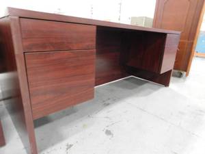 lot 195 image: 4 Drawer Desk - 72(w) x 29.5(h) x 36(d)