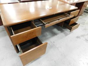 lot 197 image: 7 Drawer Desk - 72(w) x 29(h) x 36(d)