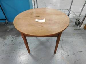 lot 200 image: Round Table