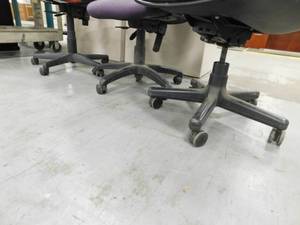 lot 209 image: 3 - Rolling Office Chairs