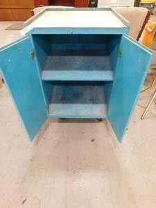 lot 211 image: Rolling Storage Cabinet - 23.5(w) x 35(h) x 24(d)