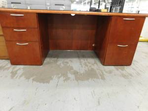 lot 286 image: 5 Drawer Desk with Glass Top Cover