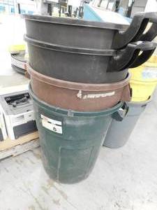 lot 289 image: 7 - Garbage Bins