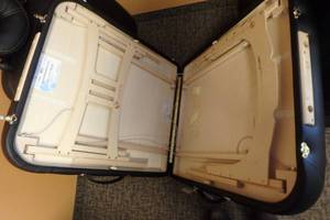 lot 3 image: Earth Lite Massage Table