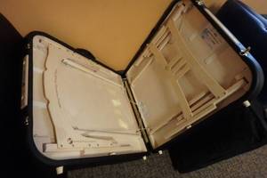 lot 4 image: Earth Lite Massage Table