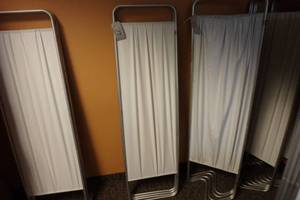 lot 74 image: Mobile changing room curtain