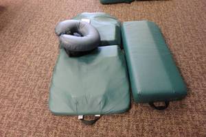 lot 112 image: Body cushion set