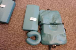 lot 114 image: Body cushion set