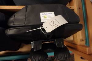 lot 121 image: Body cushion set