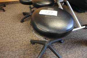 lot 179 image: Rolling stool