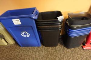 lot 226 image: Lot of trash bins