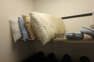 lot 236 image: Lot of pillows