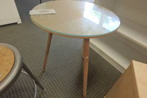 lot 355 image: 3-leg table