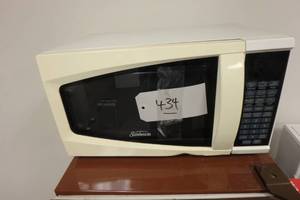 lot 434 image: Small Avanti Refrigerator