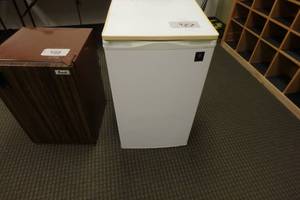 lot 487 image: GE Refrigerator