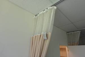 lot 512 image: Divider curtain