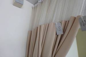 lot 515 image: Divider curtain