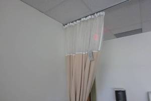 lot 517 image: Divider curtain