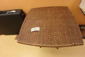 lot 551 image: Wicker table