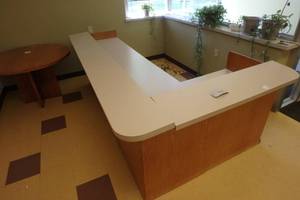 lot 562 image: Large reception desk