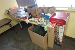 lot 620 image: Lot of Decorations