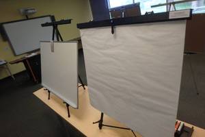 lot 637 image: (2) Black Easels