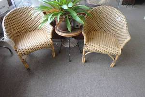 lot 640 image: (2) Wicker Chairs