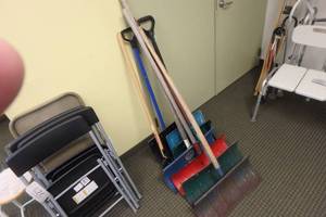 lot 704 image: Lot of Snow Shovels
