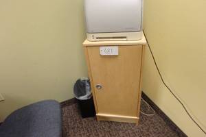 lot 681 image: Blond StandCase