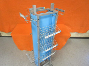 lot 21 image: Retail Rack Fixture on Wheels
