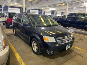 lot 13 image: 2008 Dodge Grand Caravan SXT