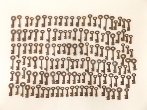 lot 27 image: Large Lot of 120 Antique Skeleton and Barrel Keys