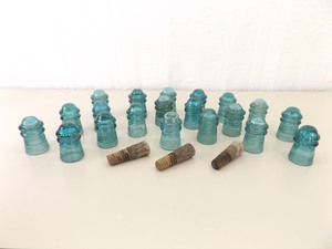 lot 28 image: 20 Antique Blue Hemingray 1893 etc. Glass Insulators