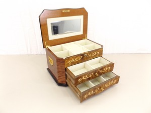 lot 62 image: BEAUTIFUL Large Wood Locking Jewelry Box