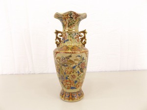 lot 80 image: Medium Sized Porcelain 12 Asian Vase