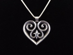 lot 55 image: .925 Sterling Silver JAMES AVERY Heart Pendant Box Link Necklace