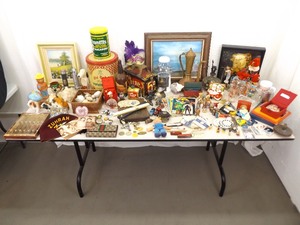 lot 100 image: Large Lot of Misc Collectibles