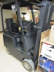 lot 201 image: CLARK TRIPLE-MAST FORKLIFT, PROPANE POWERED
