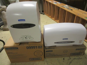 lot 402 image: KIMBERLY-CLARK PROFESSIONAL TOUCH-LESS, ROLL DISPENSER AND TWIN TISSUE DISPENSER - NEW