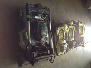 GAYLORD WITH 4 ELECTRIC LAWNMOWERS SEE PICS Customer Returns various conditions