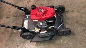 Honda 21 in. Gas Push Walk Behind Manual Side Discharge Lawn Push Mower in like new conditions