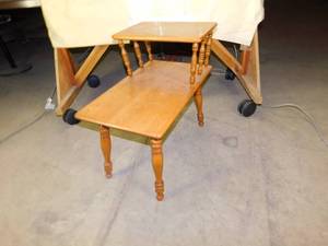 lot 3 image: End Table