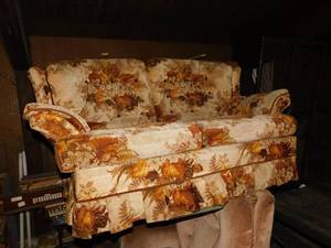 lot 9 image: Floral Couch