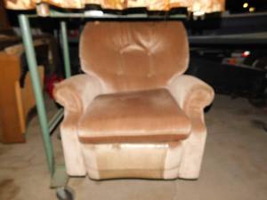 lot 10 image: Recliner